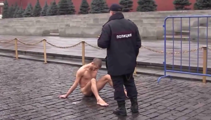 Petr Pavlensky, bez odeće i prikovan na Crvenom trgu, 10 novembar 2013, Slika sa YouTubea.