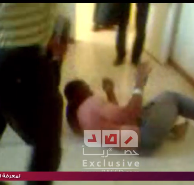 A screen grab from RASSD's exclusive video showing Captura de pantalla del video en exclusiva de RASSD, que muestra a un hombre siendo torturado en una comisaría de policía en Egiptoa man being tortured at a police station in Egypt 
