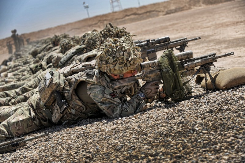 Soldaten oefenen op de schietbaan. 