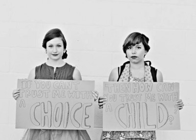 Photo shared by blogger Hala/Cleo on her blog. Lê-se nos cartazes: "Se você não confia em mim para fazer  uma escolha, como você pode confiar a mim uma criança?"