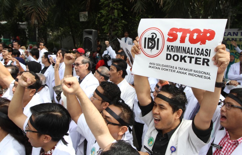 'Stop Criminalizing Doctors!' was the cry of doctors against a Supreme Court ruling which found three doctors guilty of malpractice. Photo by Akbar Gumay, Copyright @Demotix (11/27/2013)