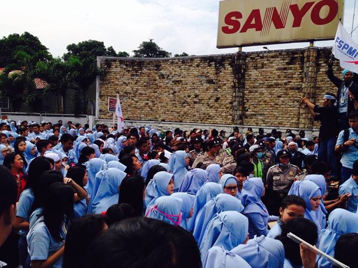 Thousands of workers left production in a Sanyo factory. Photo from Facebook page of Tia Claudia E. Mboeik