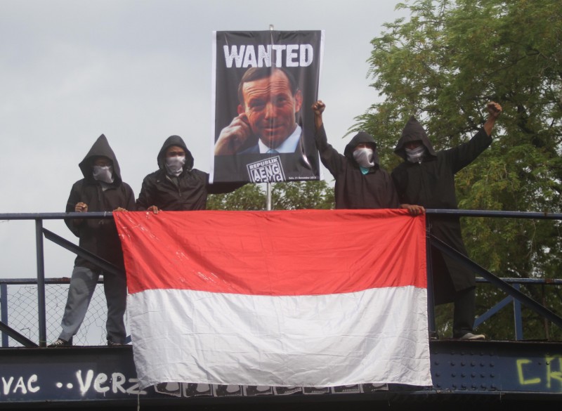 Un grupo de activistas Indonesios llevan a cabo una protesta en la que reclaman las intervenciones telefónicas llevadas a cabo por Australia en Indonesia. Foto por Akbar Gumay, Cortesía @Demotix (11/21/2013)  