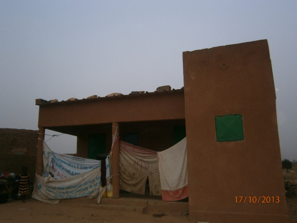 Foto eines Waisenhauses auf dem Land in Niger. Fotografie von Alher
