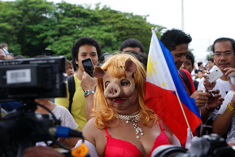 An activist wears a 'miss piggy' mask in reference to the pork barrel scam. Photo by James Sarmiento, Flickr (CC License)