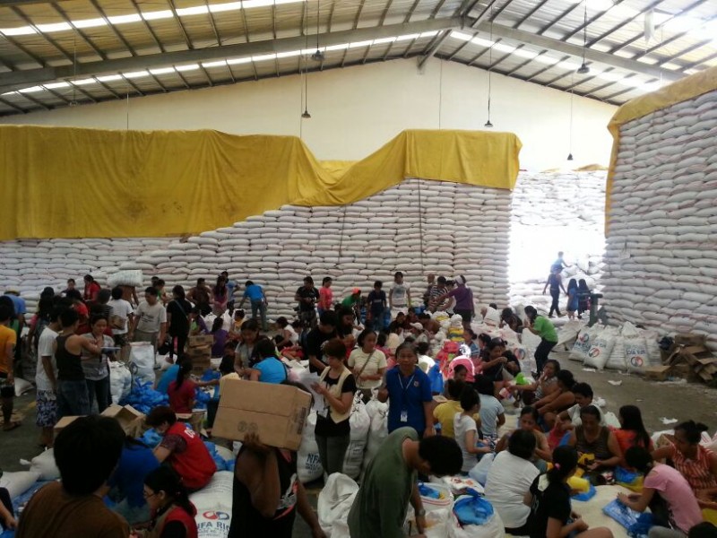 Una operación de embalaje de ayuda en Tacloban. Foto publicada por el gobierno