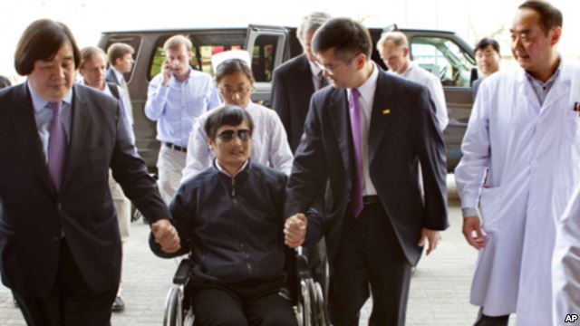 Chen Guangcheng is wheeled into a hospital by Gary Locke, on 2 May 2013. U.S Beijing Embassy Photo. 