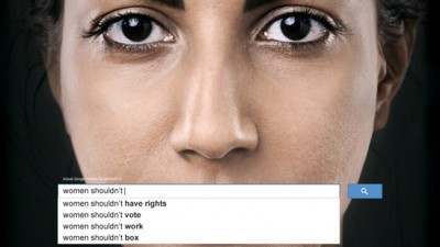 Googleのオートコンプリート機能で出てくる、「女は～すべきでない」という文の予測候補を使った、UNウィメンの広告