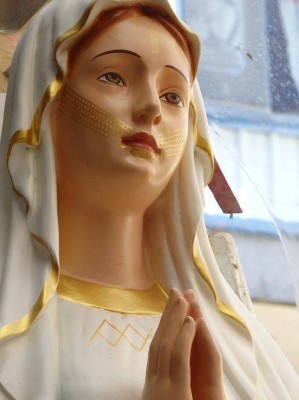 The statue of the Blessed Virgin Mary with golden facial tattoo based on the Atayal people's tradition. Photo taken by Octopus (章魚)