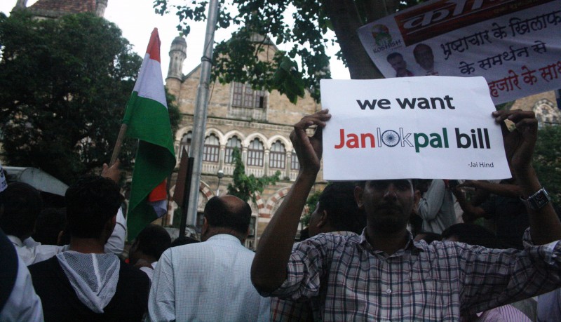 Manifestantes a favor de la Ley Janlokpal ante Azad Maidan (Bombay) durante una protesta anticorrupción en 2011. Derechos de autor Chirag Sutar (16/8/2011)