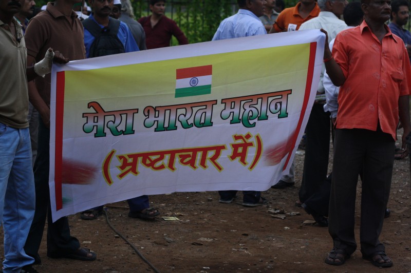 Manifestantes en Azad Maidan (Bombay) con una pancarta que dice «India es grande... (en corrupción)» durante las protestas de Janlokpal en 2012. Derechos de autor Chirag Sutar (24/5/2012)