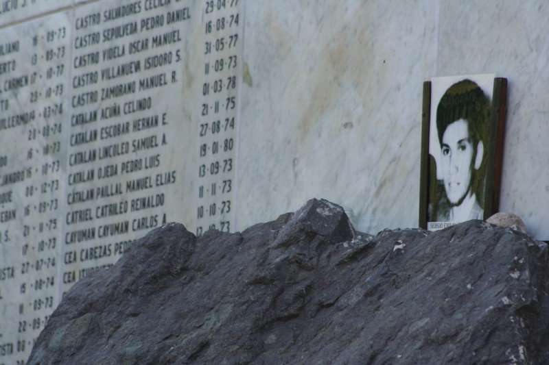 Мемориал тех, кто был захвачен, тех, кто исчез, тех, кто был казнён по политическим мотивам. Фото пользователя Nuevasantiago сети Flickr, доступно по лицензии Creative Commons (CC BY-NC-SA 2.0)