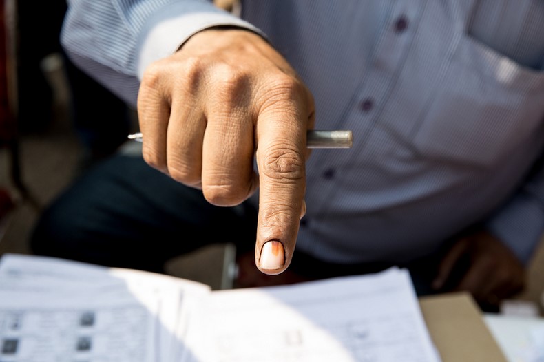 Les doigts des votants sont marqués à l'encre indélébile après avoir effectué leurs votes pour éviter la fraude. Image by Louise Dowse. Copyright Demotix (4/12/2013)