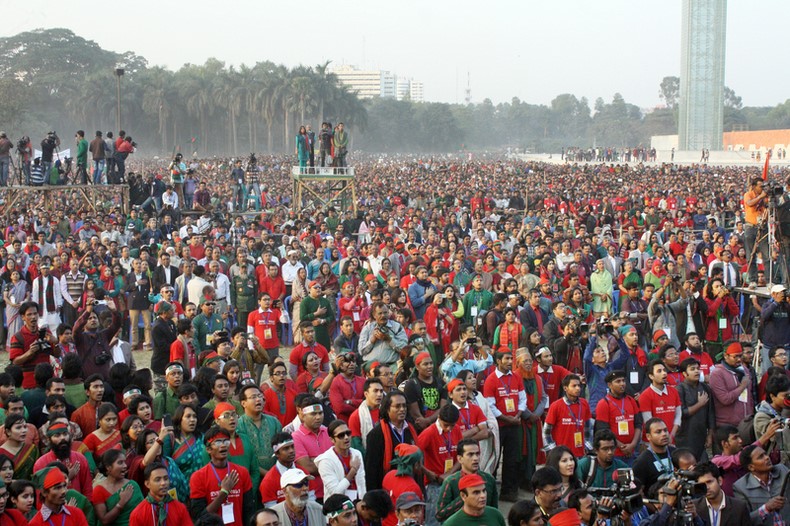 Tens and thousands of people have joined in singing Bangladesh's national anthem at Suhrawardy Udyan on the Victory Day in Dhaka.  Image by Mamunur Rashid. Copyright Demotix (16/12/2013)
