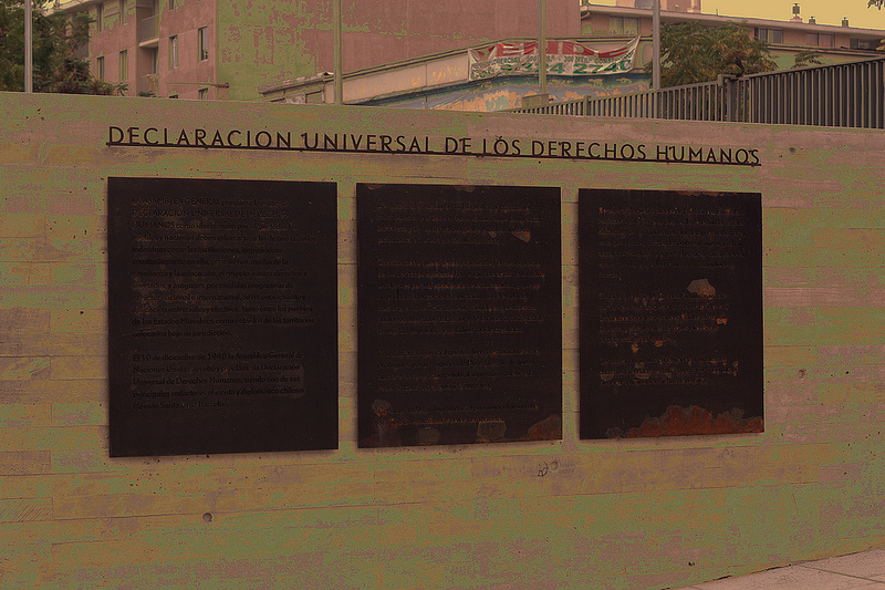 Всеобщая декларация прав человека в Музее памяти и прав человека, Чили. Фото от Jen Dyer из сети Flickr, доступно под лицензией Creative Commons (CC BY-ND 2.0) 