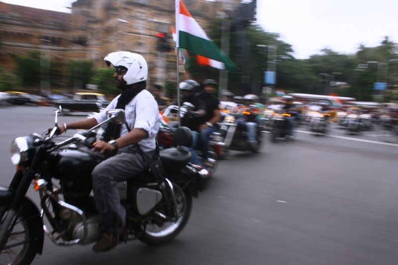Participantes en una manifestación en moto organizada durante las protestas a favor de Janlokpal en Bombay. Derechos de autor Chirag Sutar (24/5/12)