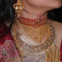 インド人花嫁の典型的な金製宝飾品。 写真 Flickr ユーザー Lokendra Nath Roy-Chowdhury. CC BY-NC-SA