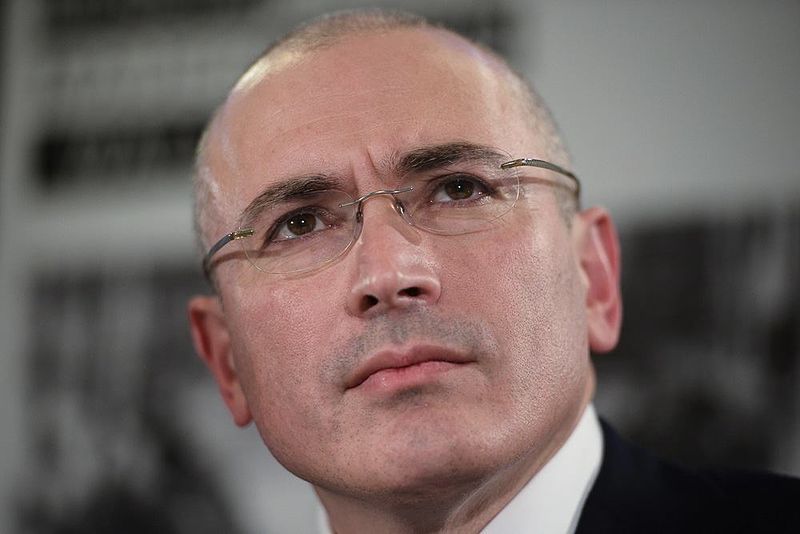 Michail Chodorkovskij durante la sua prima conferenza stamps dopo il rilascio, il 22 dicembre 2013, Berlino, Germania foto di Mitja Aleshkovskij, CC 3.0.