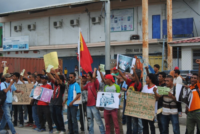 Protesta ante la embajada australiana en Dili, capital de Timor Oriental. Foto de la web etan.org