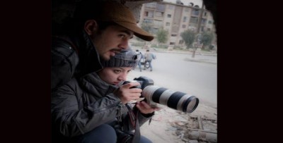 المصوران السوريان حميد خطيب ونور كلزي أثناء العمل في حلب. المصدر: صفحة المصور حميد خطيب على الفيسبوك 
