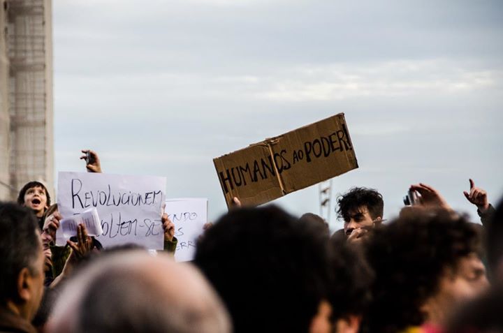 The poster reads: "Humans in Power". Photo from a demonstration in Lisbon by © Jsl Photography