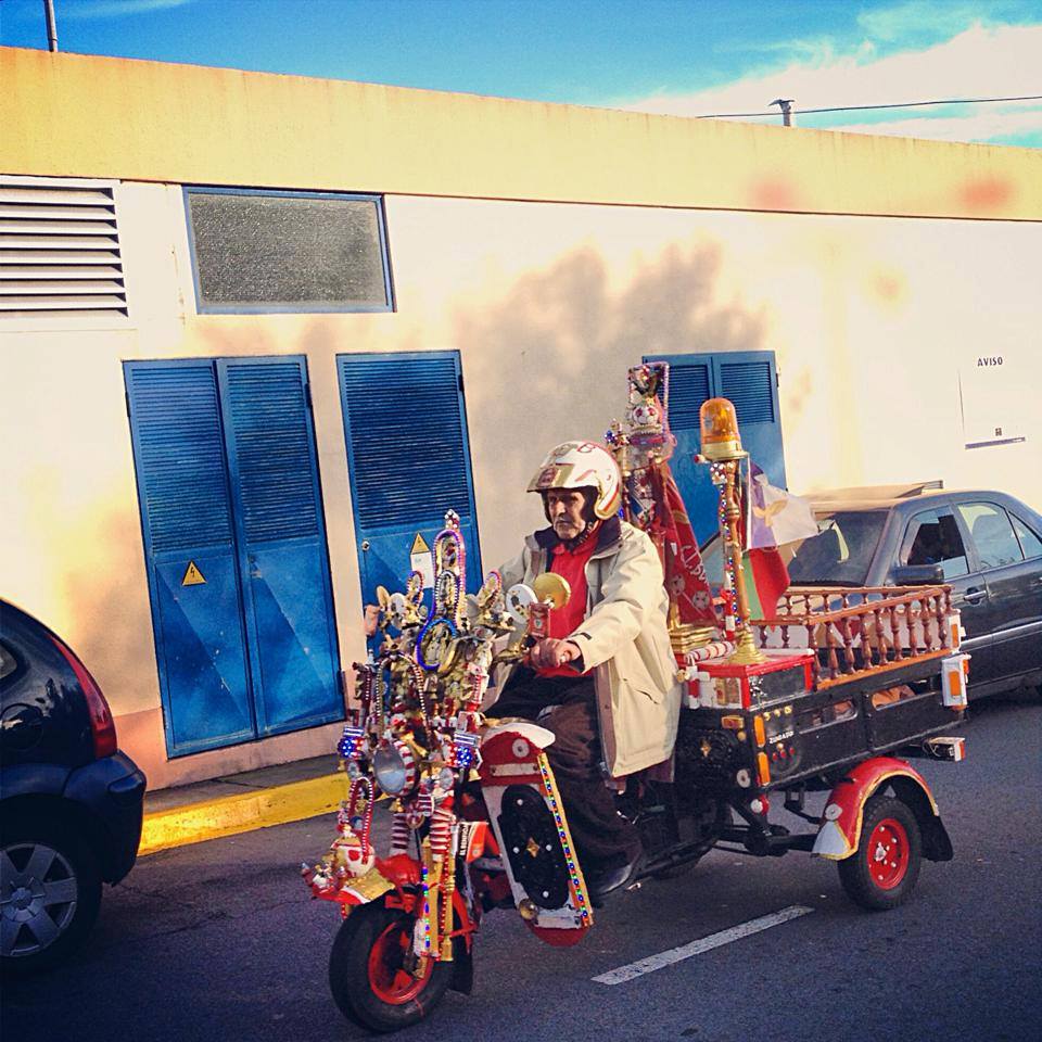 Um humano do arquipélago dos Açores conduz uma motocicleta peculiar. Foto: Cristian Rodríguez