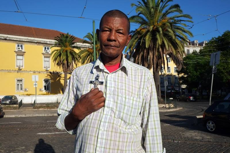 "O meu nome é José Reis e sou de Cabo Verde. Trago sempre comigo este crucifixo para me proteger."