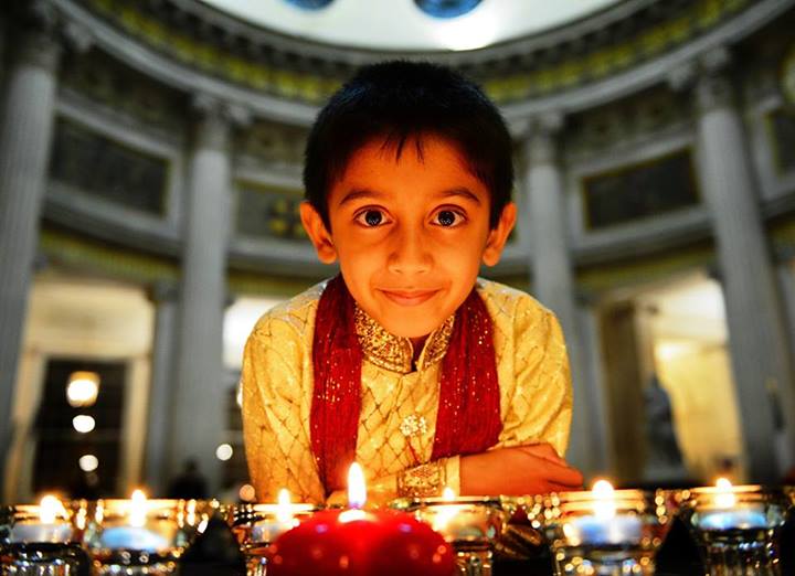 "Tenho a certeza de que o amor e a luz têm alguma coisa a ver um com o outro. É por isso que o Diwali é porreiro. Muito amor pelo ar." Fotografia por Humans of India. Usada com permissão.