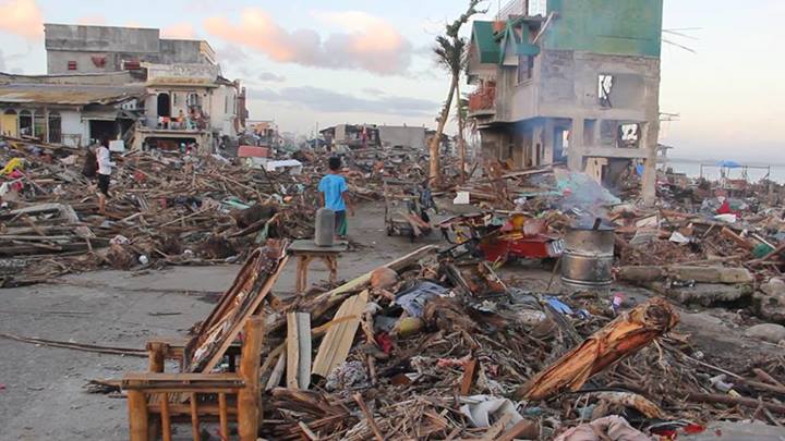 Улица в Таклобане, заполненная обломками и развалинами. Фото с Tudla