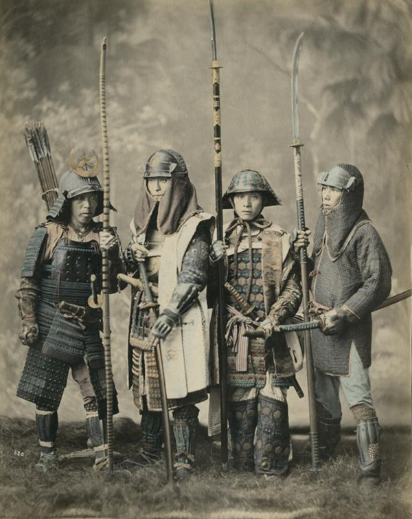 Samouraïs munis d'un bouclier, flèches, casque, lances ['yari' en japonais], sabres ['katana' en japonais] et d'une armure en cotte de mailles. Domaine Public