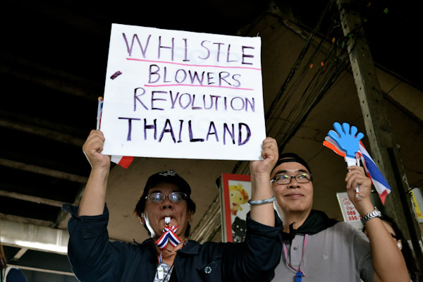 El movimiento antigubernamental en Bangkok se ha llamado "Revolución del Silbato", ya que los manifestantes pitan para mostrar su descontento. Foto por Camille Gazeau, Copyright @Demotix (11/29/2013)