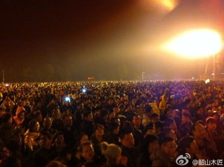 Tens of thousands gathered in Shaoshan to commemorate Mao's birthday. Photo taken by Weibo User "Shaoshan Carpenter".  
