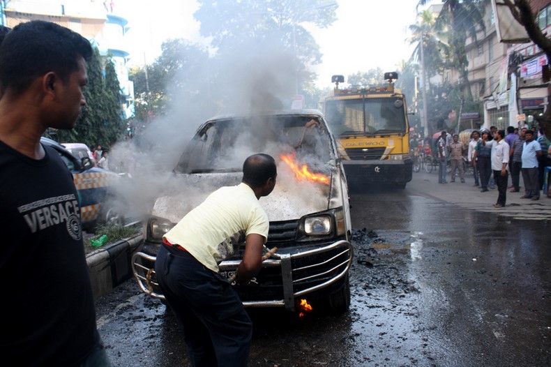Opposition party supporters set a van on fire at Shanti Nagar in Dhaka, ahead of the Bangladesh National Party led 18-Party Alliance’s countrywide 84-hours strike. Image by mamunur Rashid. Copyright Demotix (9/11/2013)