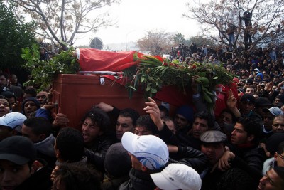 Duizenden mensen woonden op 8 februari de begrafenis van Belaid bij in Tunis. Foto: Elyes Jaziri