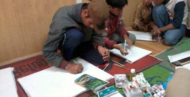 Children drawing at Zaatari Camp. Source: Colors from the Zaatari Camp´s facebook page.