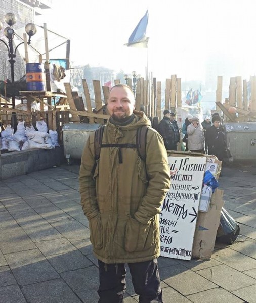Defensor voluntário da área das manifestações em Kiev que criou a constituição de cordões humanos entre os manifestantes e a polícia para prevenir provocações e violência. Foto pelo criador da página de Facebook 
