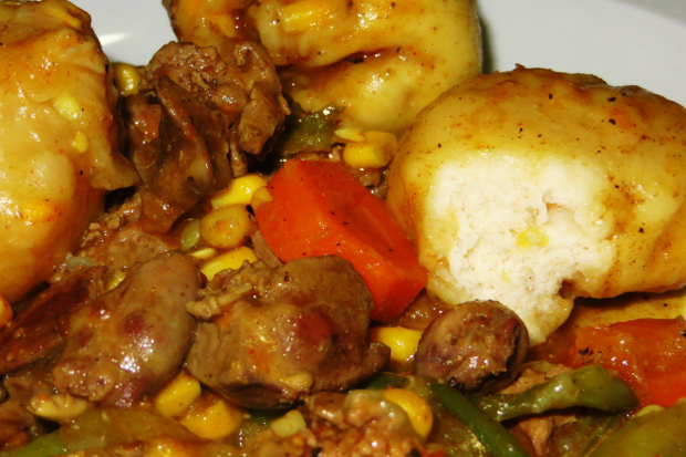Оладьи - национальное блюдо Ботсваны с тушеной курицей. Использовано с разрешения автора