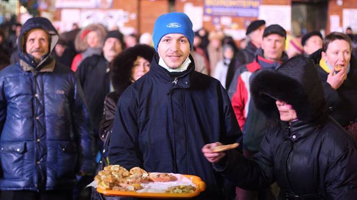 Homem serve sanduíches aos manifestantes. Foto por Hanna Hrabarska. Usada com permissão.