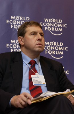 Andrey Illarionov en el Foro Económico Mundial en Moscú, Rusia, el 2 de octubre de 2003.  CC 3.0.