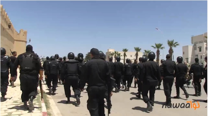 Politie voert op 19 mei een verbod van de regering op een AST-congres uit in Kairouan. Foto: Nawaat