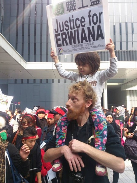 Molti bambini hanno partecipato all'incontro per sostenere le loro tate. Immagine tratta dalla pagina: Justice for Erwiana! 