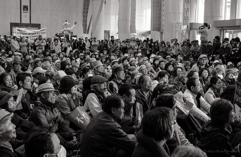 More than a thousand people came to the prefecture office of Okinawa to show their opposition to the governor's decision. Photo taken on December 27 2013 by Ojo de Cineasta (CC BY NC ND 2.0)