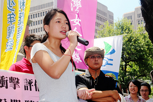 2013年7月, 抗议黑箱服贸的群众. 照片来自苦劳网coolloud.org. CC: NC.