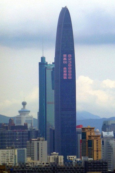 Despite the property bubble alarms, skyscrapers keep emerging in major cities in China. Photo from Chris CC: AT-NC-SA