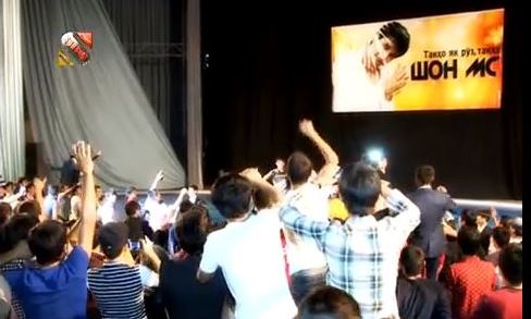 Young fans greeting Shon MC at a concert in Dushanbe. Screen capture from YouTube video uploaded on November 21, 2013, by 'Made in Tajikistan.