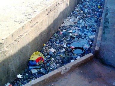 trash in Conakry on Konakry express vith the author's permission 