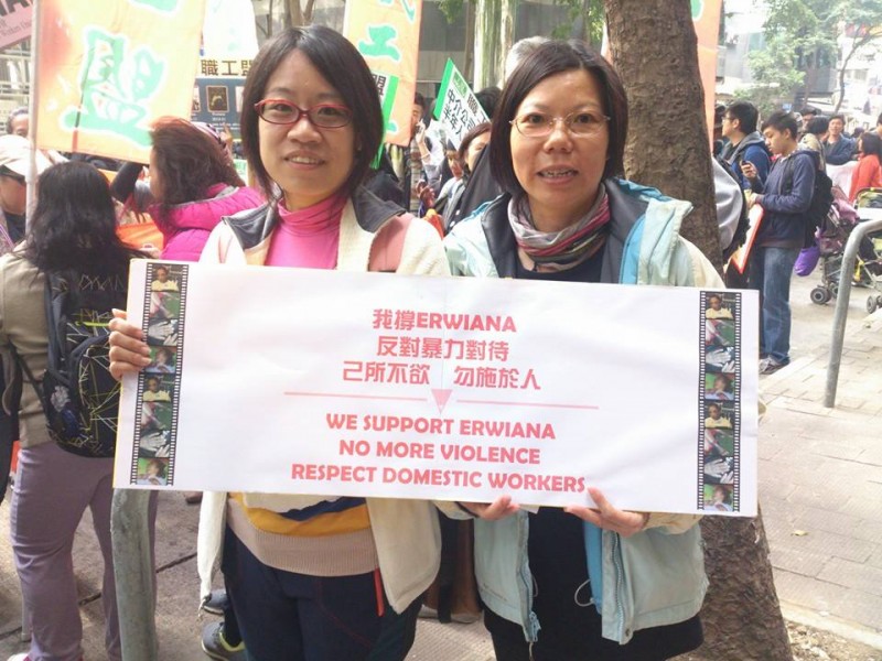 Donne presenti al raduno del 19 gennaio 2014 per dare testimonianza del sostegno a Erwiana Sulistyaningsih. Immagine tratta dalla pagina Facebook di: Justice for Erwiana！ Justice for Migrant Domestic Workers！