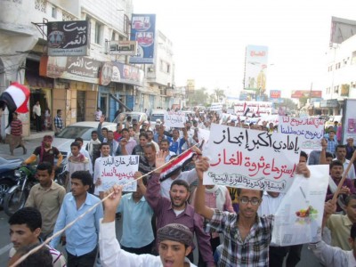 Protesters in Hodeida holding signs demanding president Hadi to review Yemen's LNG deal 