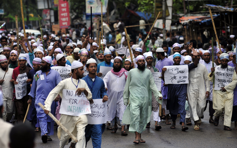 Activists of Hefajat-e Islam march through as part of its Dhaka siege programme to press home its 13-point demand, near Buriganga Bridge-1. Image by Firoz Ahmed. Copyright Demotix (5/5/2013)