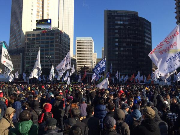 Koreans protesting the 2012 election manipulation scandal and clampdown on labour groups on 28 December 2013.  Tweeted by Twitter user @zwarin